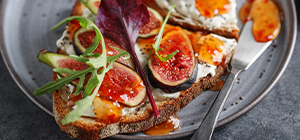 tostas com húmus e rúcula | receitas com figos | holmes place